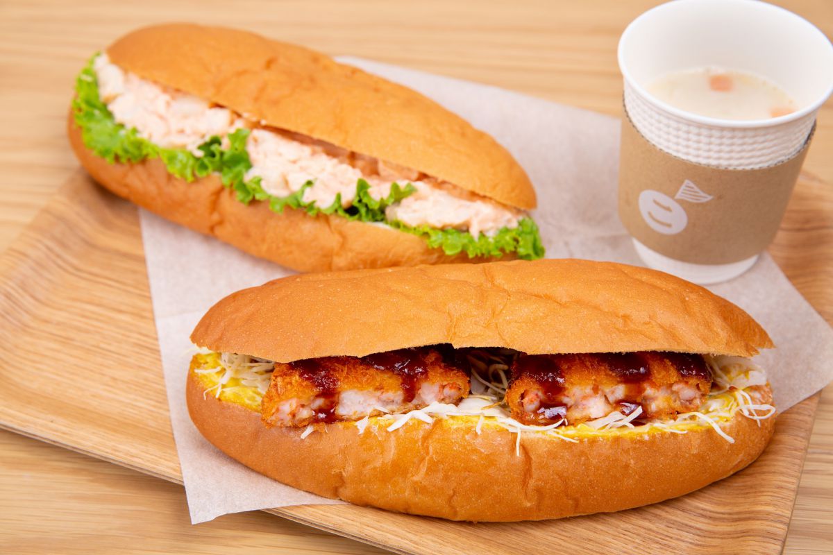 北海道産明太子のタラモサラダこっぺ313円（奥）、極上えびカツ454円（手前）