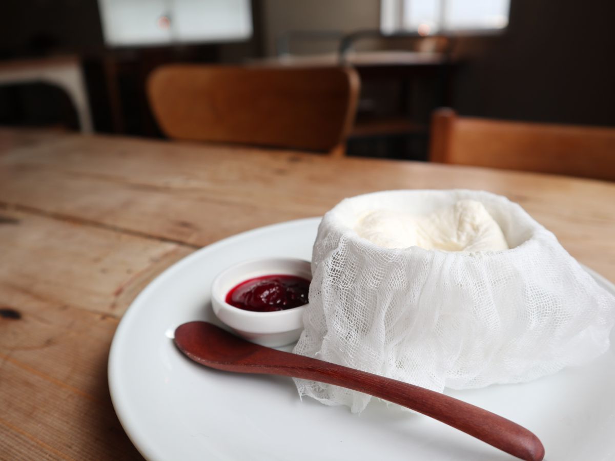 ガーゼに包まれたレアチーズケーキ、食べたことある？優しい甘さの大人なスイーツです