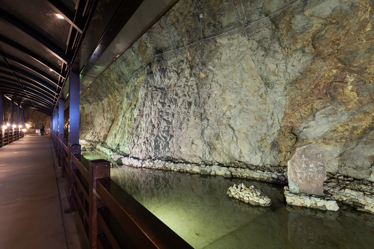 与謝野晶子が詠んだ詩が刻まれた石像もチェック