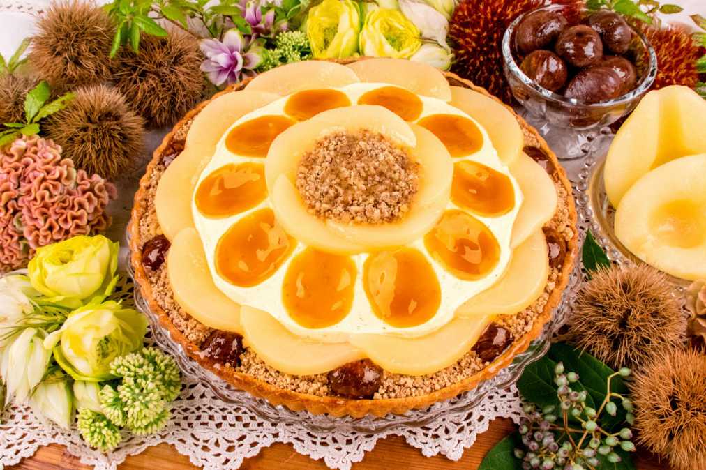 グランフロント大阪店「マロンクリームと洋ナシのタルト」piece 842円/ whole（25cm）7992円