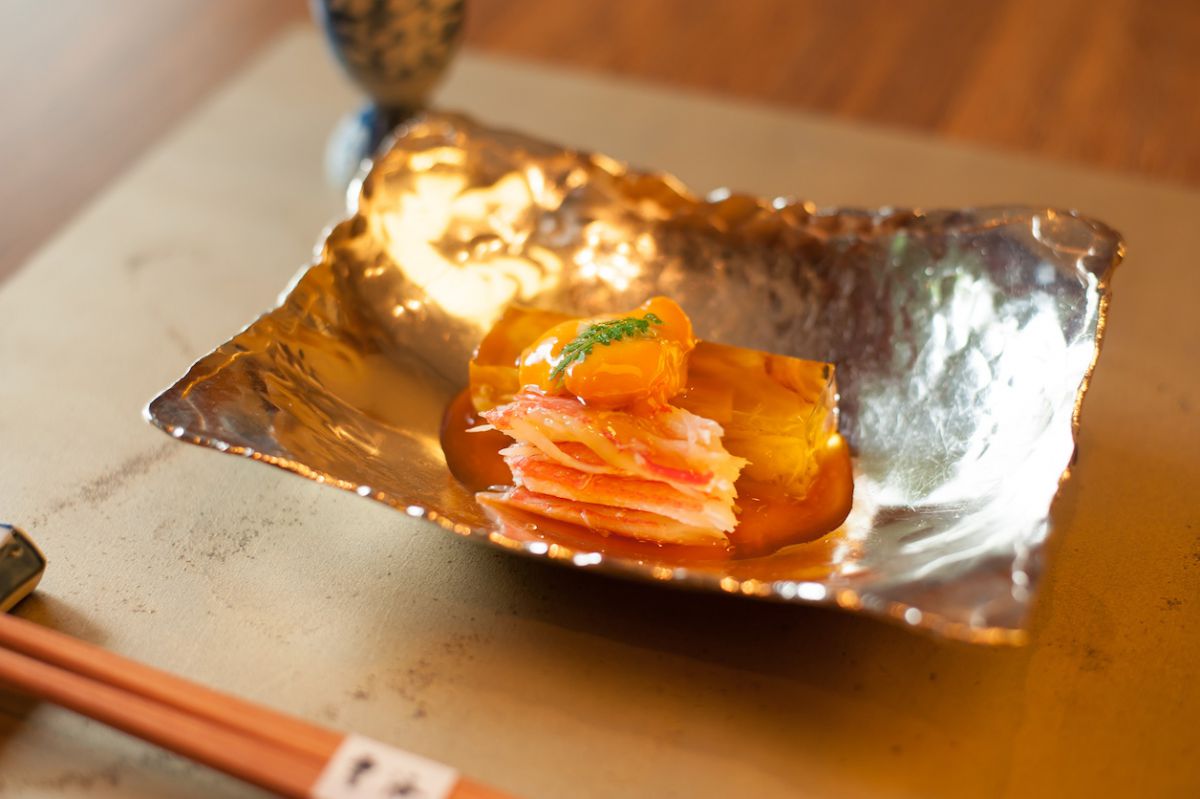 先付「寄せ焼き茄子 焼き雲丹たまご 津合蟹さばき 溶き山葵 木の芽 鼈甲餡」