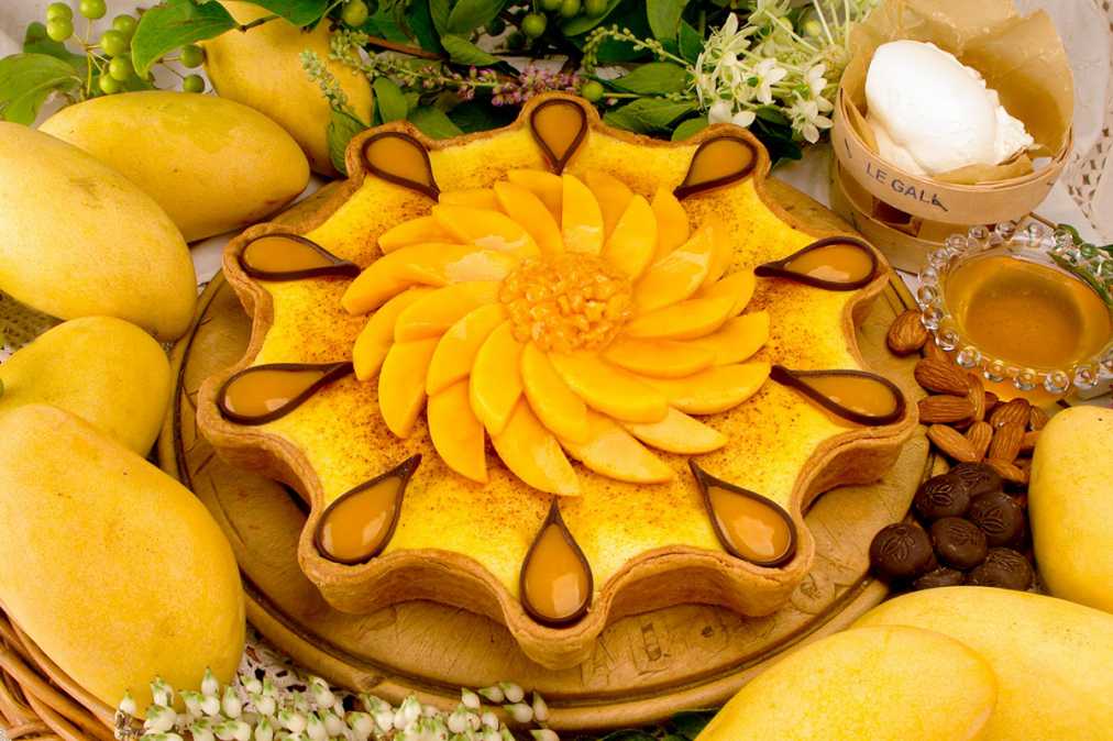 東京スカイツリータウン・ソラマチ店 「金平糖型 マンゴーのシブーストとチョコレートフィナンシェのタルト」piece650円/ whole（25cm）6156円