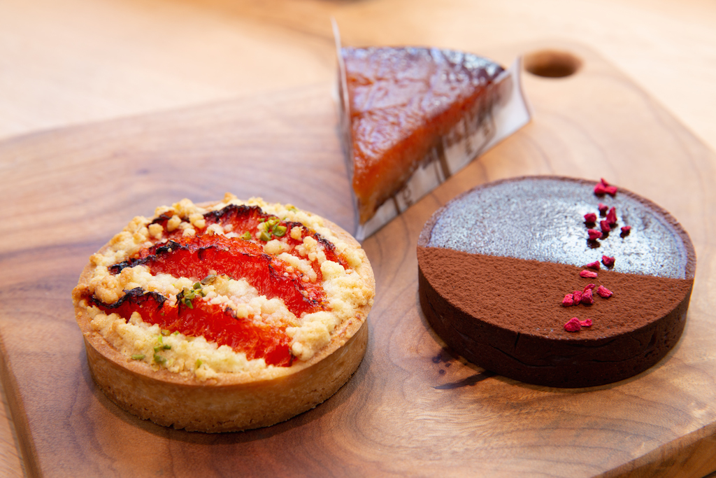 左から　グレープフルーツとピスタチオ、タルトタタン、タルトショコラ　タルト各486円