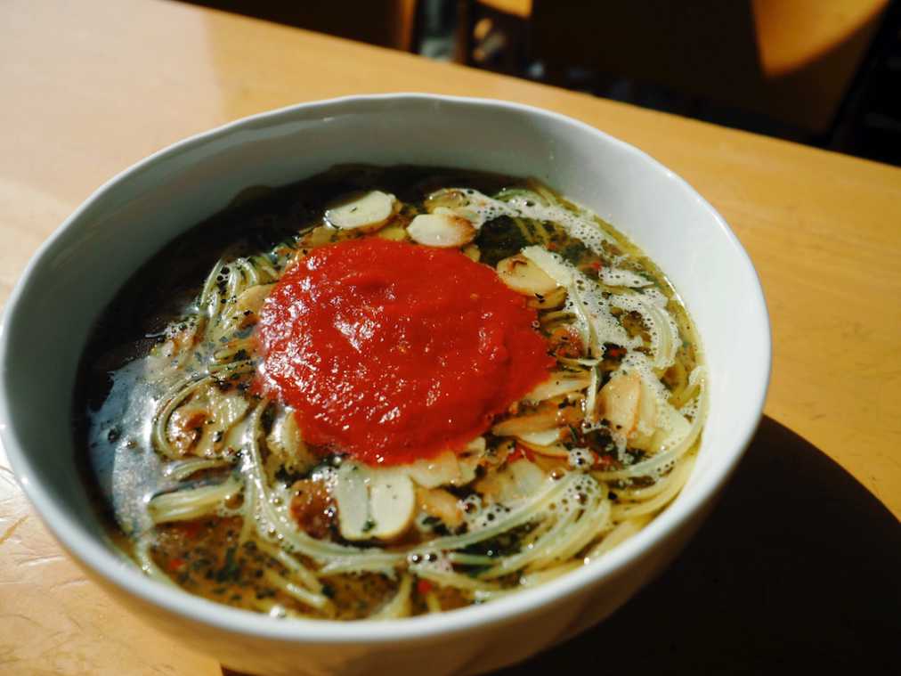 にんにくラバーよ、神泉へ集まれ！飲み干したくなる奇跡のスープパスタ