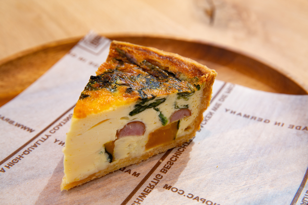 かぼちゃとほうれんそう ソーセージ・チーズ　キッシュ518円