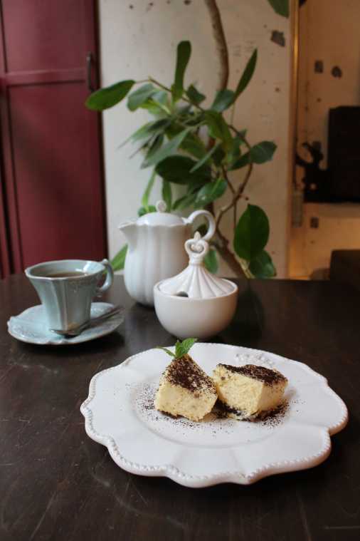 ティラミスとドリンクのセット1026円（ランチタイム価格）