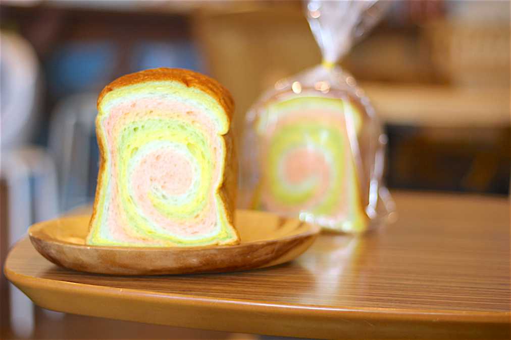 ハッピーレインボーブレッド（ハーフ）380円