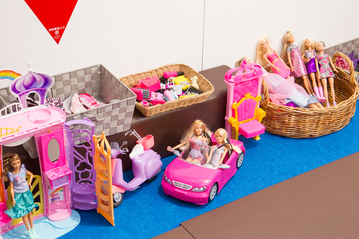 床に座れるように、マットが敷かれた子ども用着せ替えコーナー