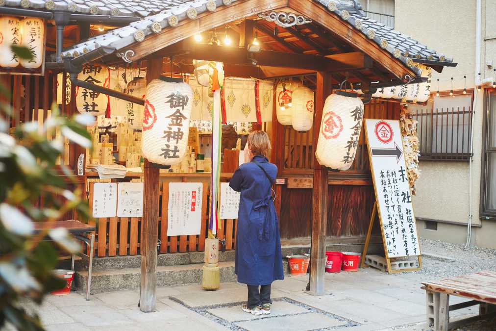 金の鳥居がピカピカ輝く「御金神社」で金運UPを祈願！｜るるぶ&more.