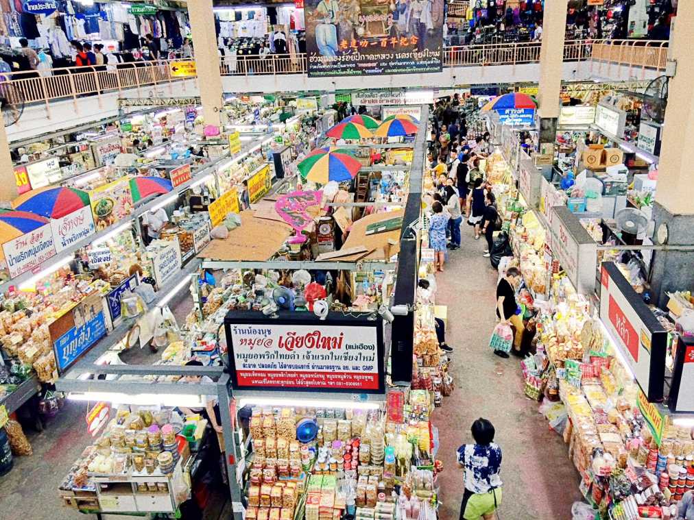 実際に買い付けをしているチェンマイのワロロット市場での写真