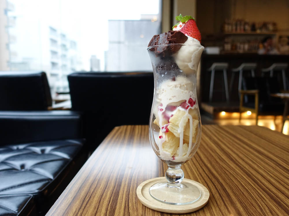 苺とガトーショコラのパフェ　1200円