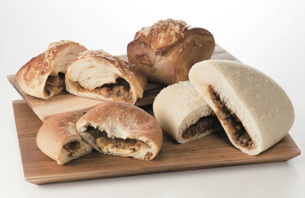 （左手前）金谷ホテルベーカリー「百年カレーパン」216円、(右手前) 銀座木村家「とろけるカレーナン」270円、(奥) アルサスローレン「焼きチーズカレーパン」302円