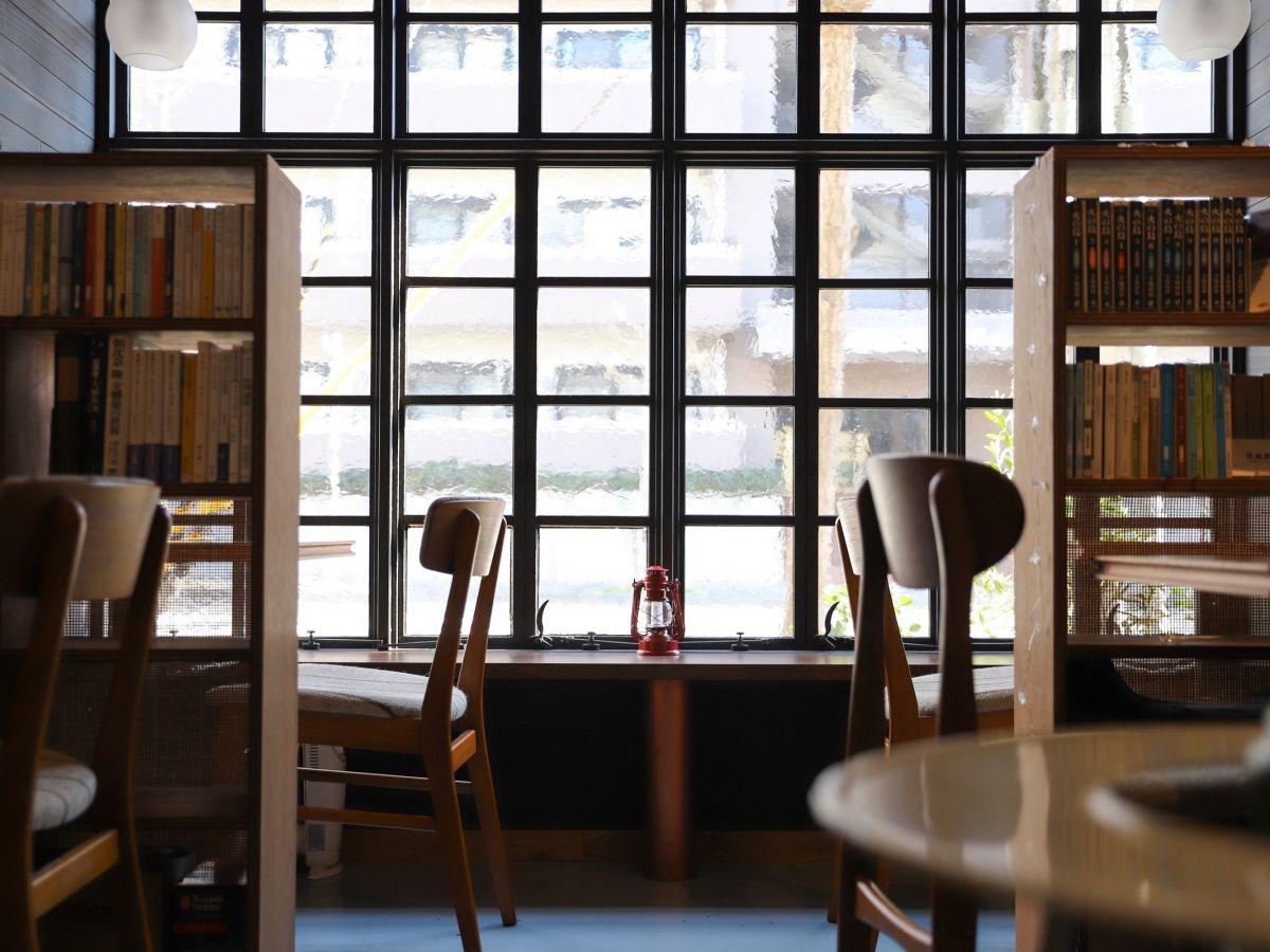 「本のあるカフェ ホコト」【カフェグラマ―きょん。の、あのカフェこの席17】