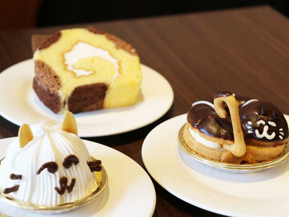 （写真左奥から反時計回りに）みけねこロールケーキ432円、白猫のレアチーズ486円、黒シマ猫のエクレア432円