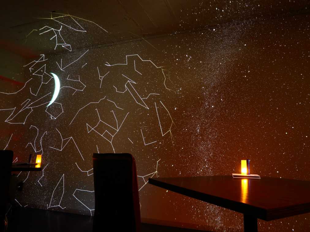 星を見ながらロマンチックにお喋り。満点の星空に出合えるカフェ