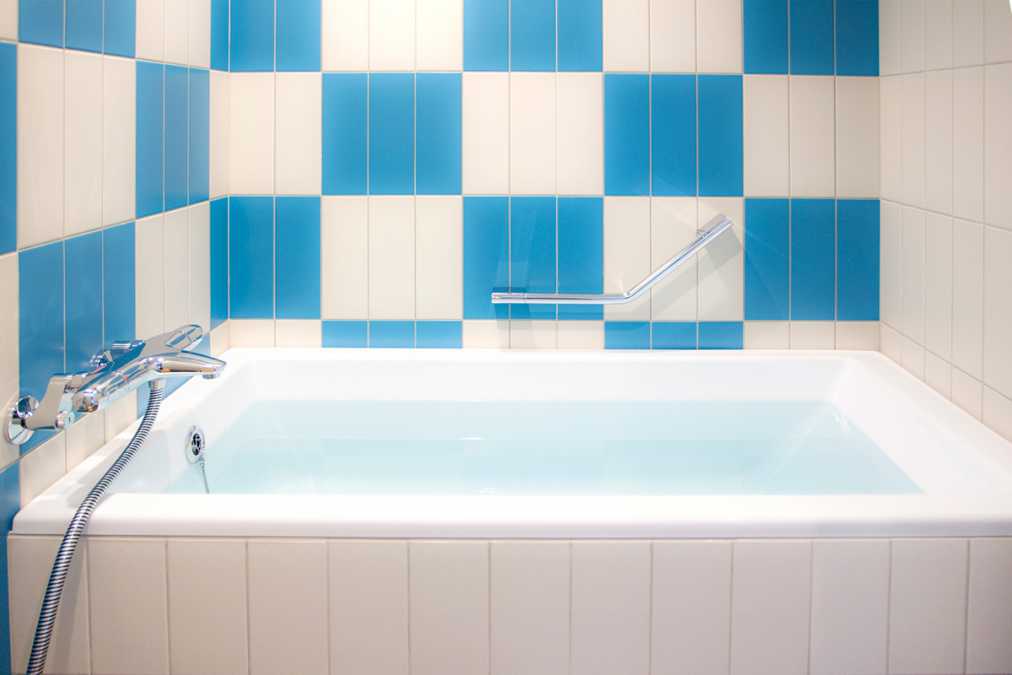 市松模様のタイルがポップ！バストイレ別で、洗い場もしっかり確保。深めの浴槽で肩まで浸かれます