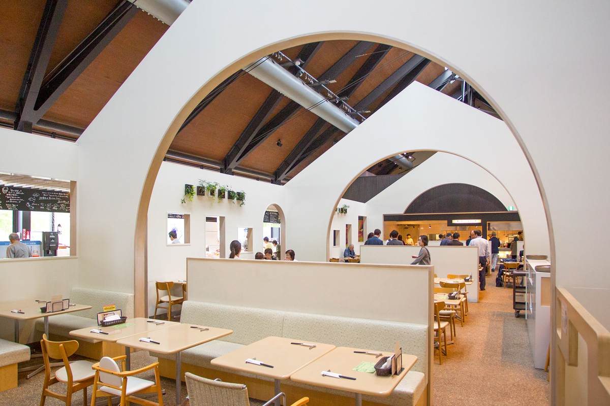 かまぼこの形にくり抜いた白壁がユニーク