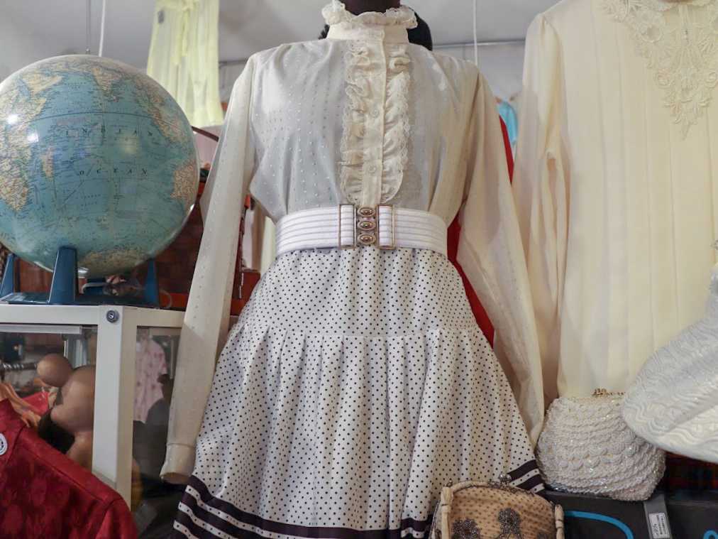 レースフリルスタンドカラードット刺繍ブラウス　6264円、カラーゴムベルト　2052円、ドットフレアスカート　4680円