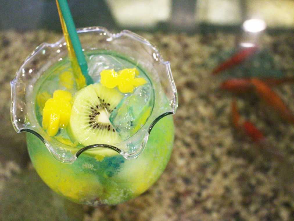 ソーダと水槽でゆらゆら。日本一の金魚の町で飲む「きんぎょソーダ」