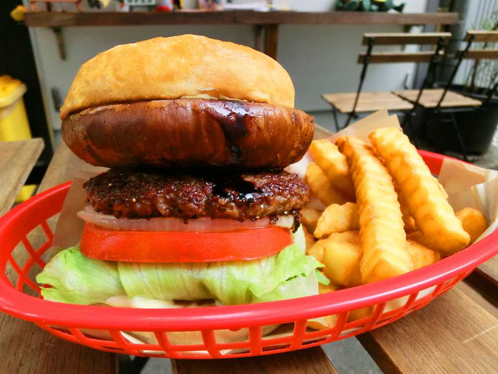 きのことお肉のうまみに溺れる！平日ランチ限定のアメリカンバーガー