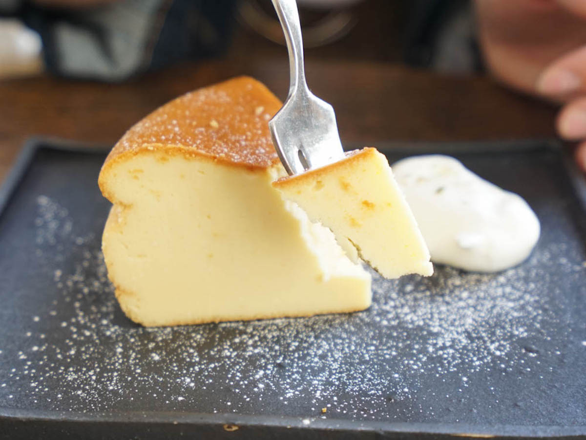 ハンドドリップにこだわるコーヒーのおともは、これぞ理想形なチーズケーキ