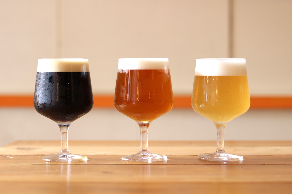 左から黒「サマーポーター」、琥珀「ベルジャンペールエール」、白「ベルリーナヴァイス」 各400円