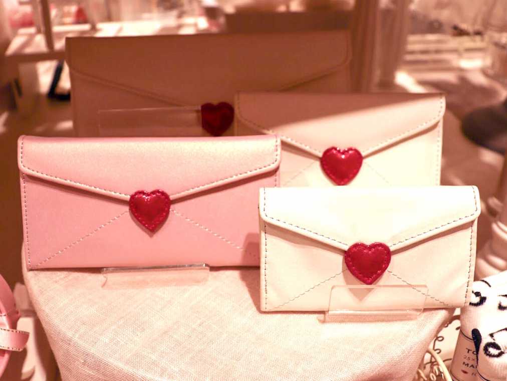 中央奥　ラブレターチップサイズ　3456円　ラブレターミニケース　2592円　　　　　左　ラブレターｉｐｈｏｎｅケース　5292円　右　ラブレターカードケース　3780円