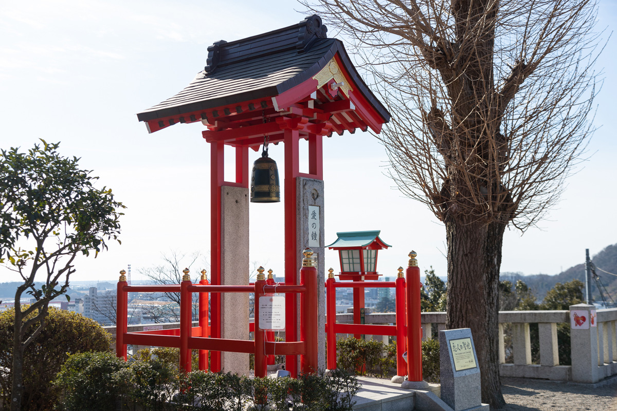 「愛の鐘」は、社務所にて鐘突き棒を借りよう