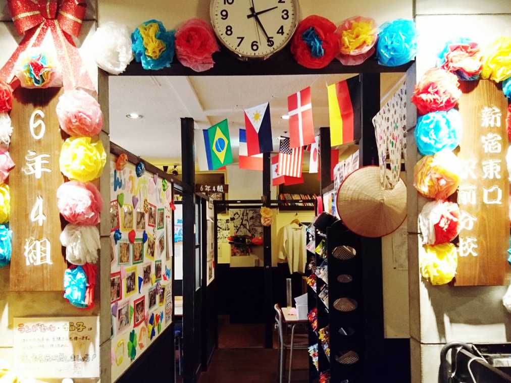 学校が居酒屋に!?懐かしの小学生気分に戻れる「個室居酒屋 6年4組」