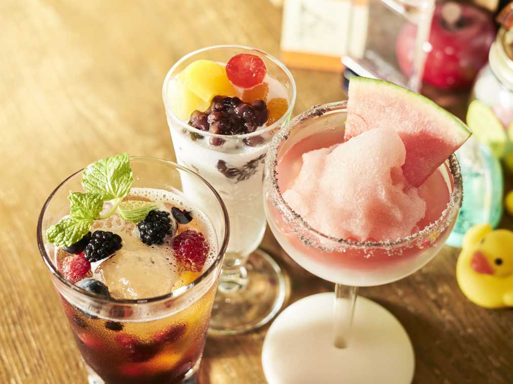 メニューは100種類以上！女子会に華を添える、フルーツたっぷりカクテル
