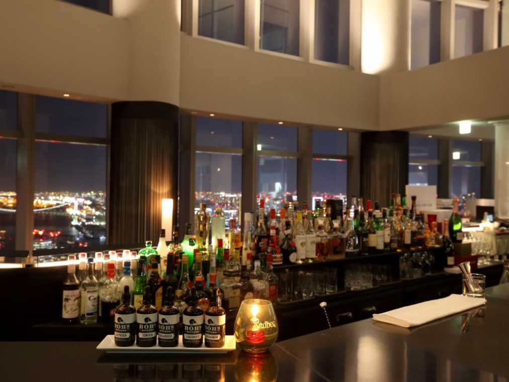 東京湾の夜景にうっとり。最高のデートができる、地上200mの“天空のバー”