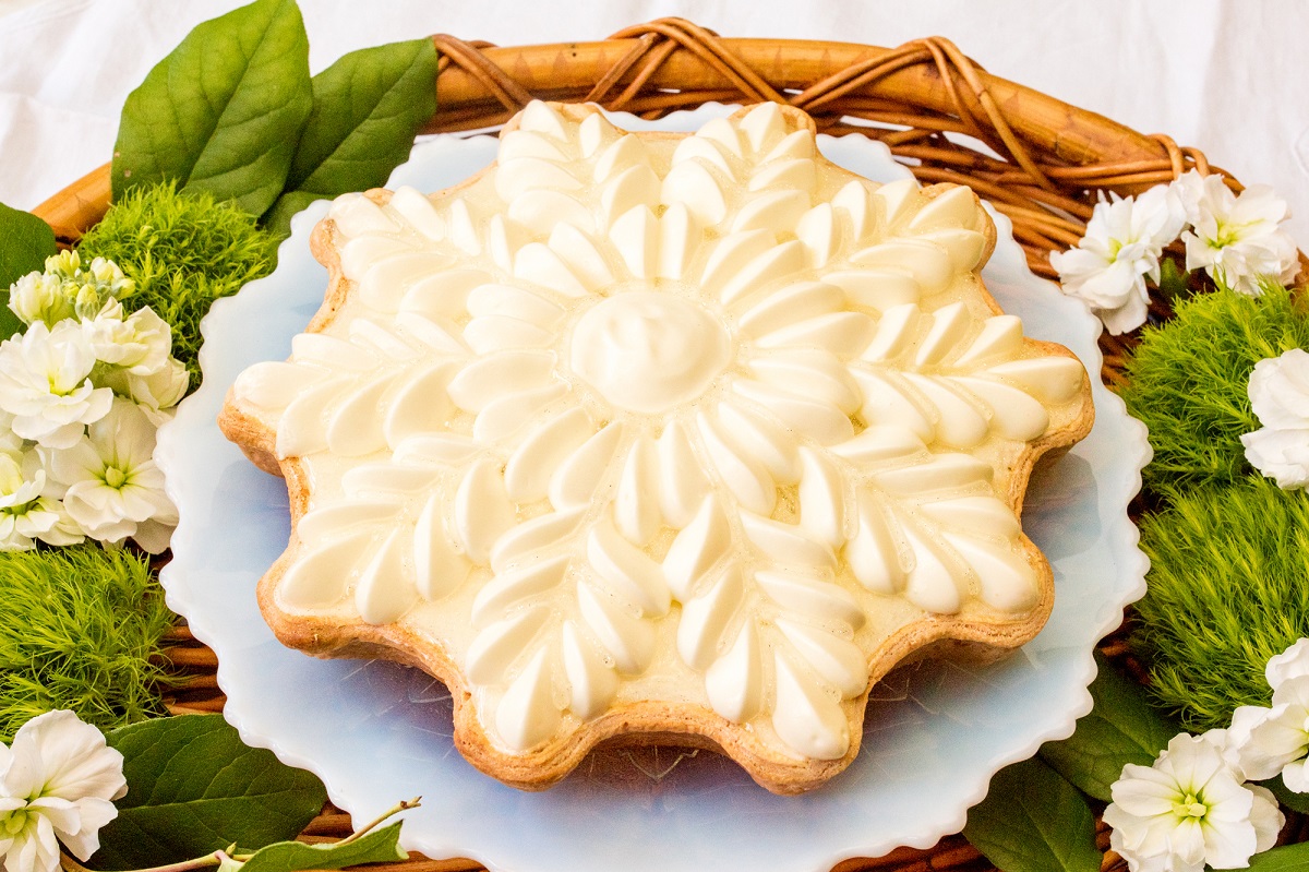 「金平糖型 ミルククリームとパッションマンゴームースのタルト」piece 604円/ whole(25cm) 5724円