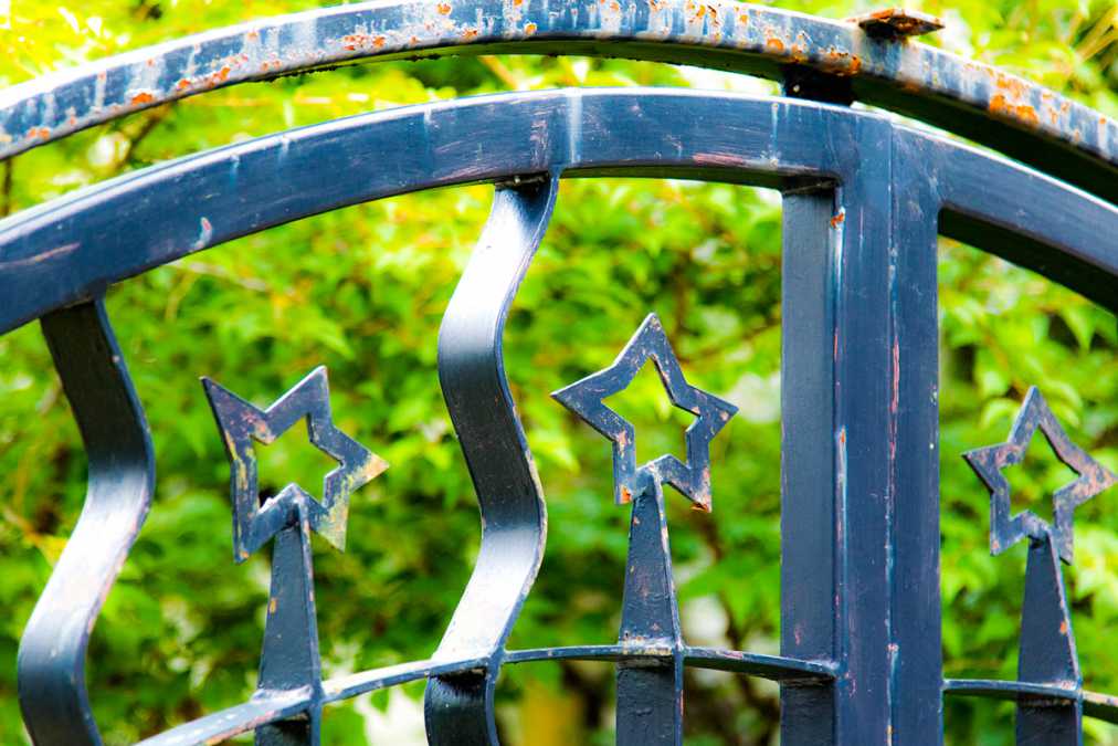庭園の柵には星のモチーフが！