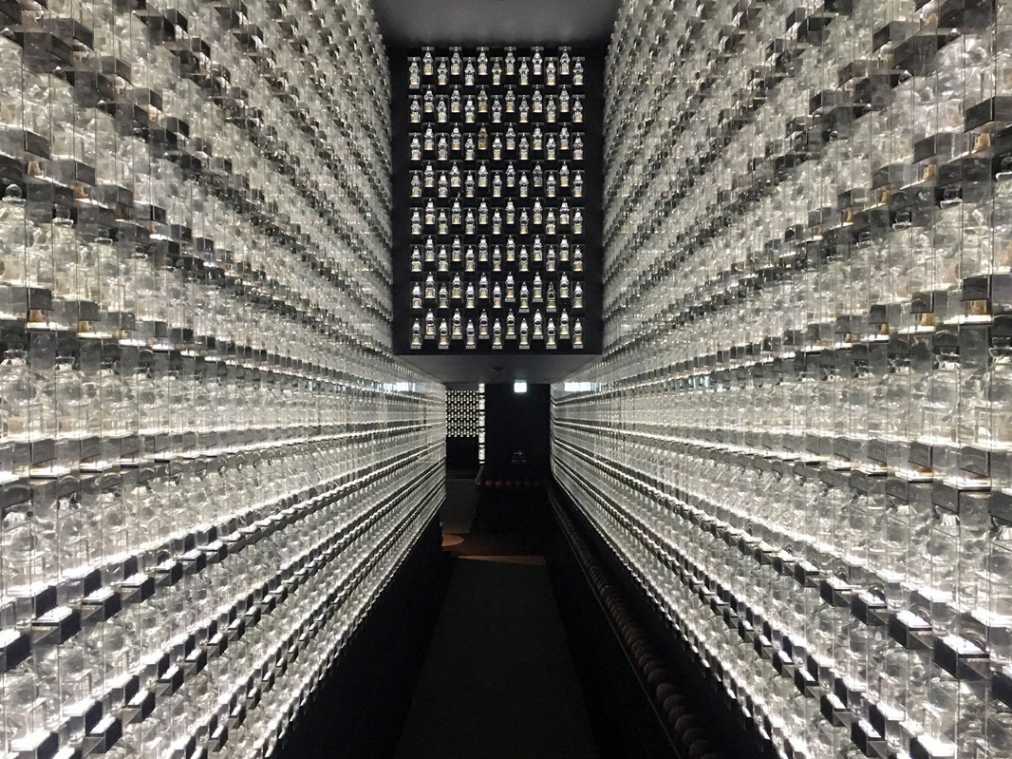 1万体のクリスタル五輪塔に囲まれて！心の奥まで安らぐ「深川不動堂」へ