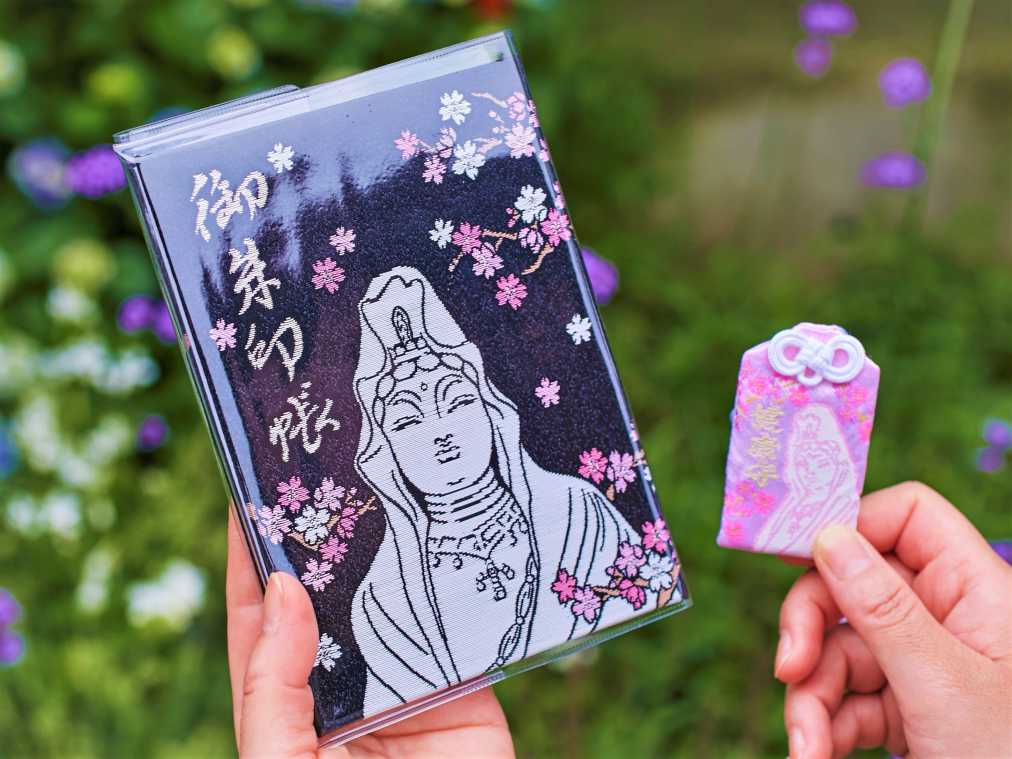 大船の山の上の巨大な観音様。ご利益を授かりに大船観音寺へ