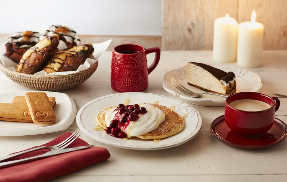 （手前）「クラシックパンケーキ レアチーズベリー」780円、（右奥）「ミルクレープ ティラミス」430円、（左前）「ホリデーシーズン サンドクッキーコンボ」1350円、（左奥）「アマクロツリー ショコラ」290円