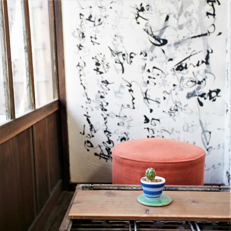 縁側の椅子に座って庭を眺めるのも風情があっておすすめです。