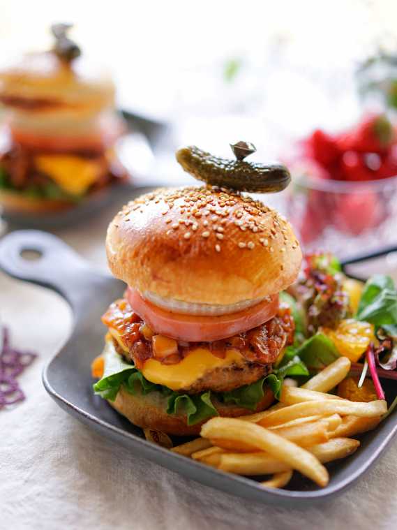 付け合わせは、定番のポテトフライと、柑橘サラダ、いちご。