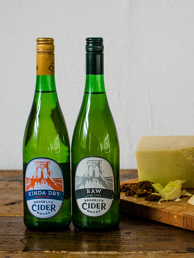 左からキンダ・ドライ by Brooklyn Cider House、ロウ by Brooklyn Cider House　各2592円 / 750ml　※販売店舗：六本木、品川、名古屋