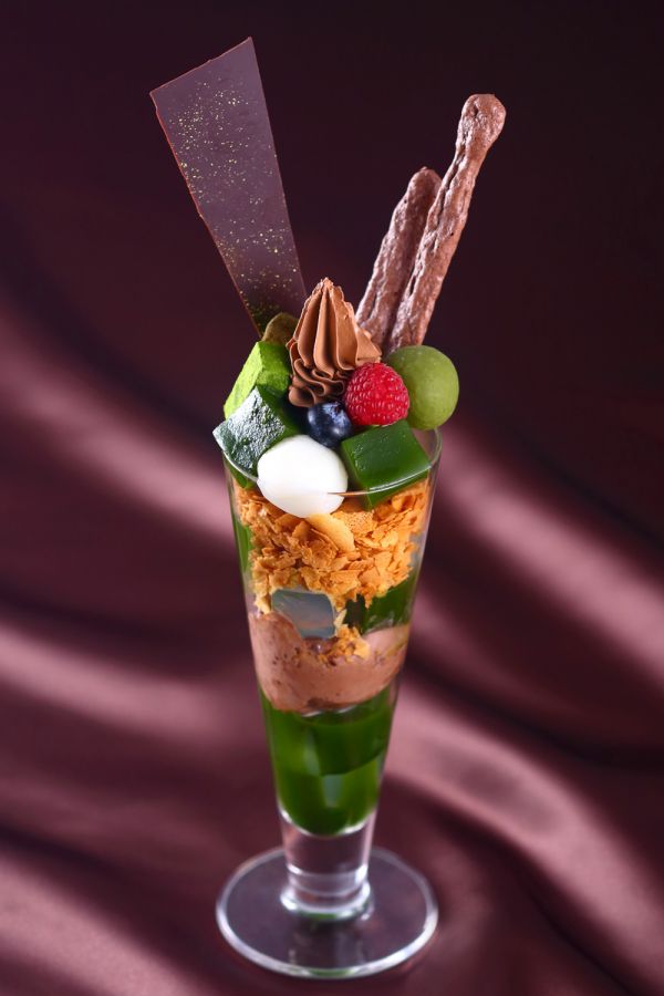 抹茶チョコレートパフェ単品 1280円、ドリンクセット1680円(すべて税込)