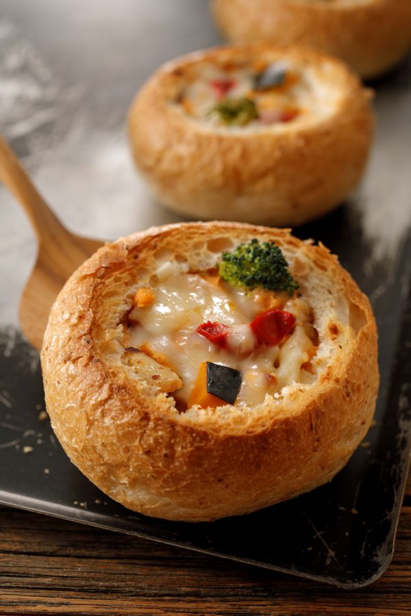 『ブレッドグラタン チキントマトソイクリーム』 460円/販売期間：2018年11月22日(木)～2019年1月15日(火)