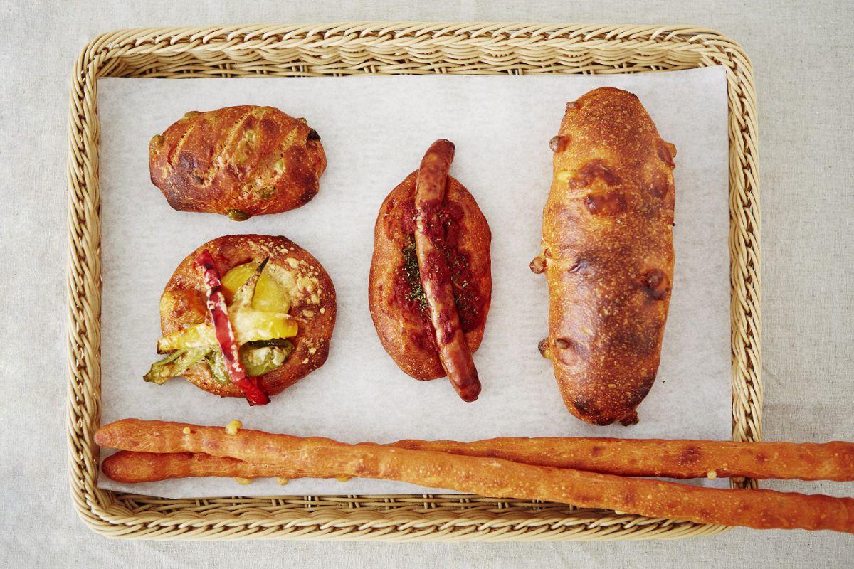 ちーとま坊や　160円（写真下）、まるごとソーセージのトマトフランス　280円（写真中央）、チーズボウズ　310円（写真右、すべて税別）など