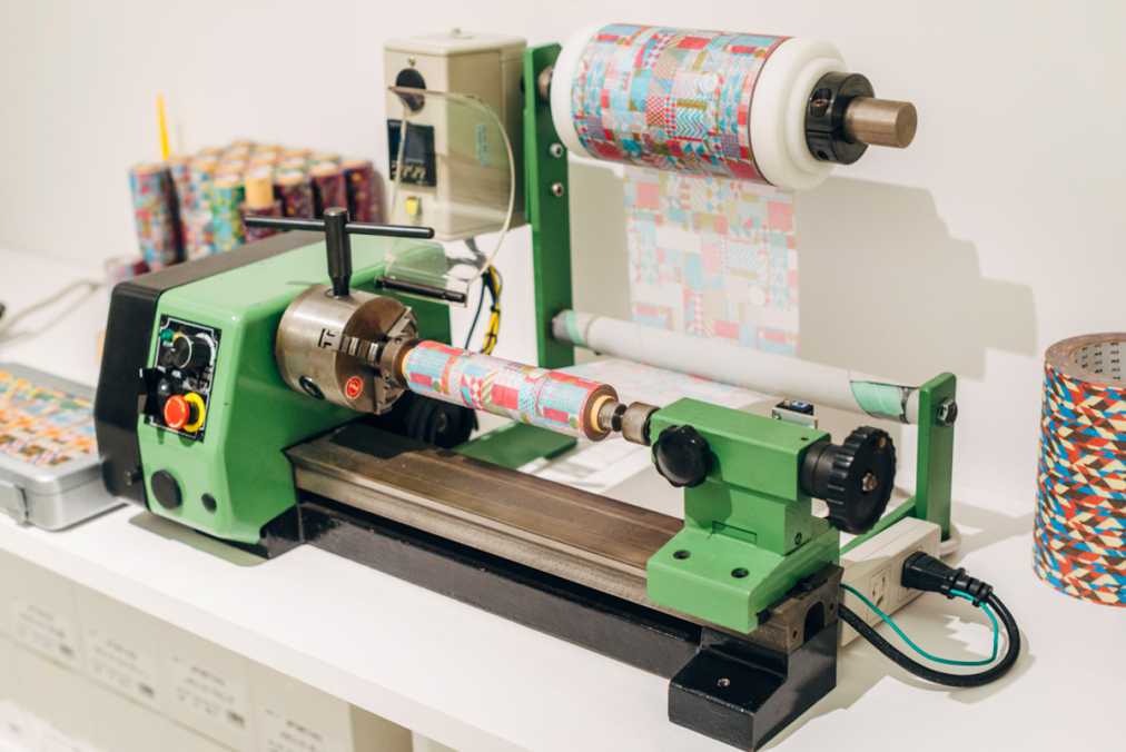 写真の切断機は取材時のもの。現在は新しい機械に