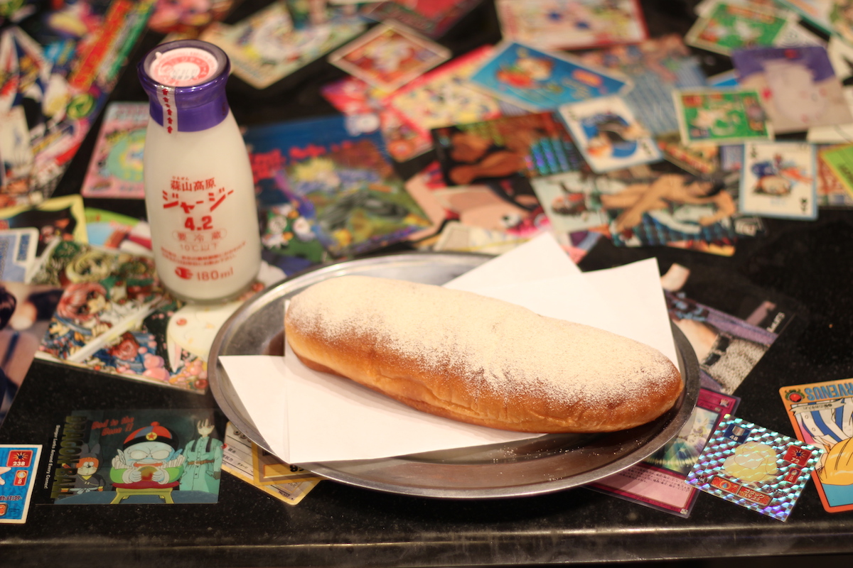 びん牛乳 500円、揚げパン（きなこ） 200円