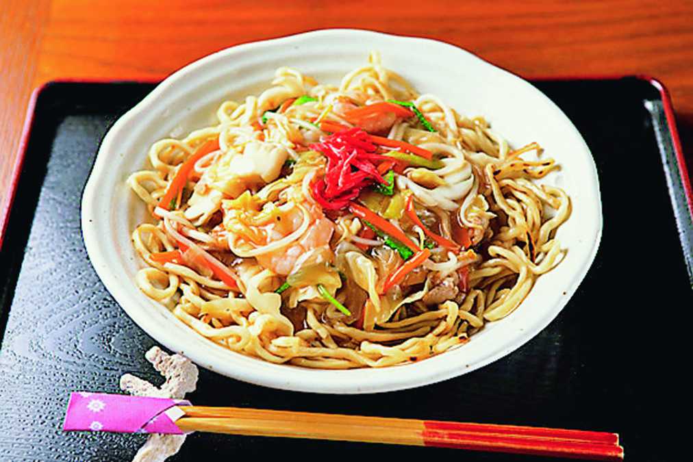 沖縄そばの上に具だくさんの餡がのる皿そば(中)930円