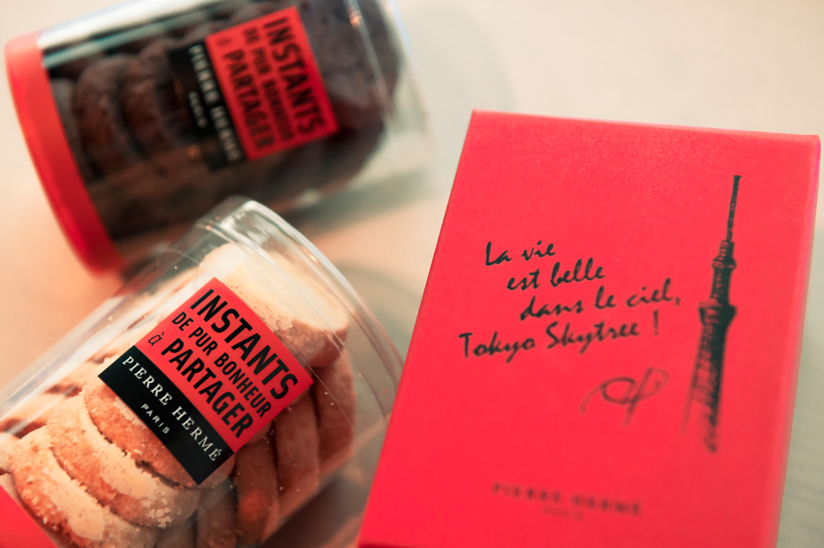 天望デッキ限定販売の「ピエール・エルメ&times;THE SKYTREE SHOP」1954円。「サブレヴァニーユ」と「アンフィニマンショコラ」2種があり、季節により味が変わる