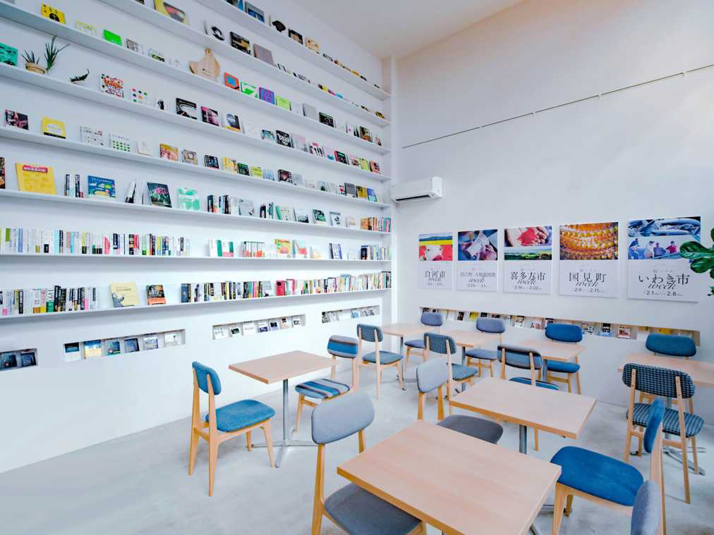 開放感のある白い書棚のブックカフェで憩いの時間【6151が撮るコーヒーのある風景vol.3】