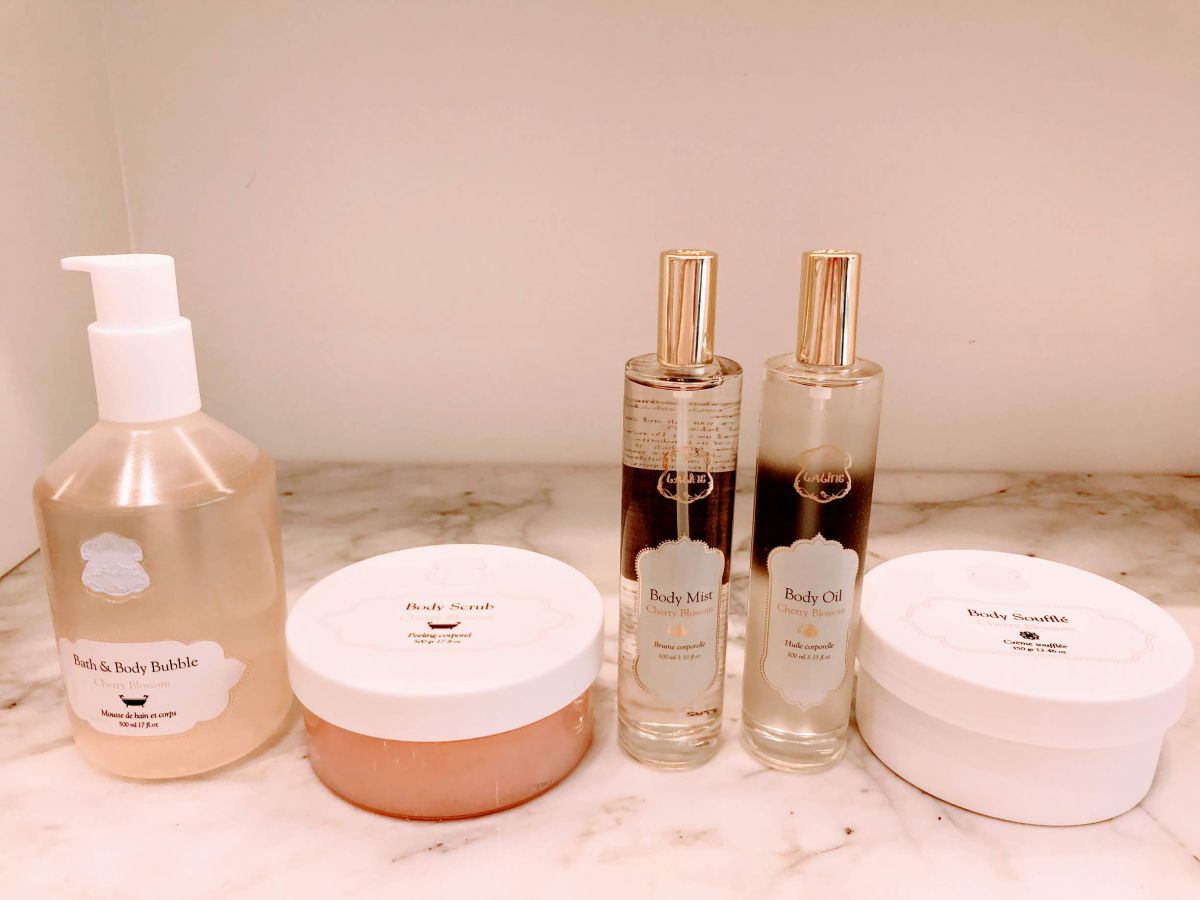 （左から）バス&ボディバブル500ml　2600円、ボディスクラブ500g　3600円、ボディミスト100ml　2900円、ボディオイル100ml　3000円、ボディソフレ350g　3600円