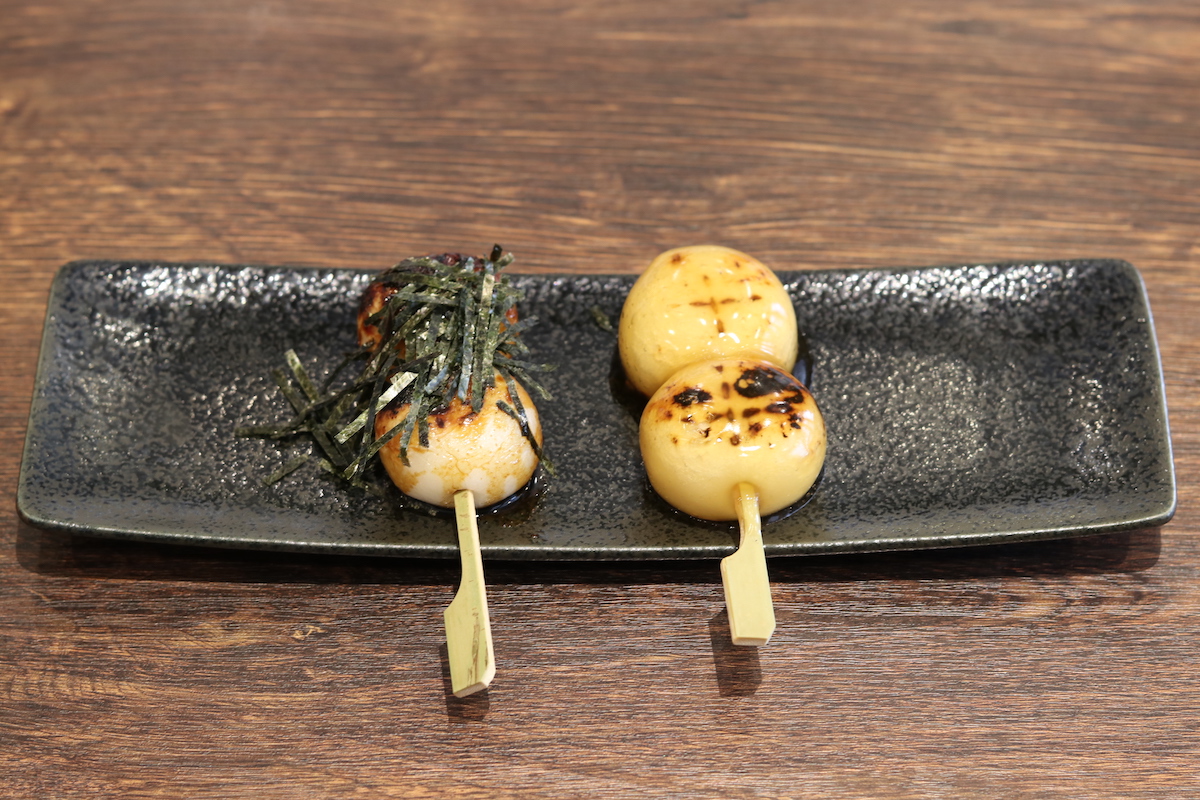 まるふじだんご（左からつけ焼き醤油、みたらしあん）各 162円~