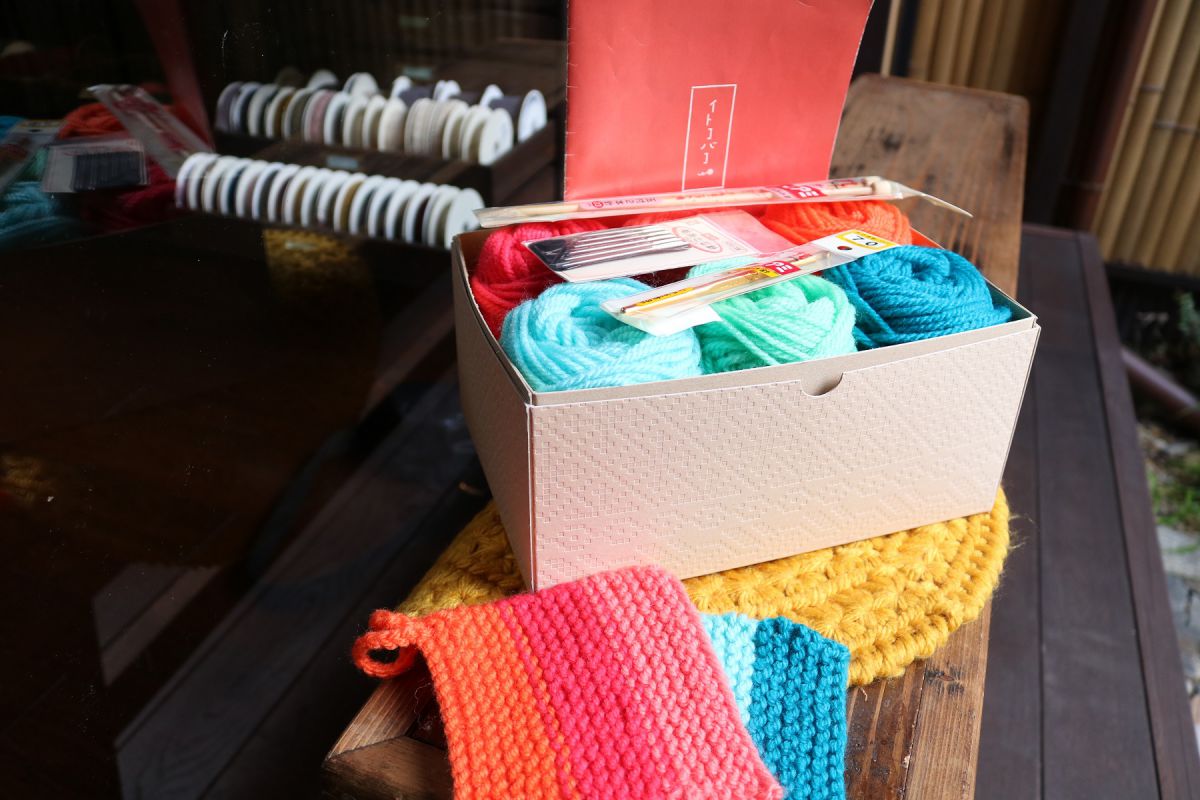 はじめての棒針編みキット 2000円{税込}(棒針、とじ針、3色の毛糸、“イトコバコあみもの基礎ブック”付き)